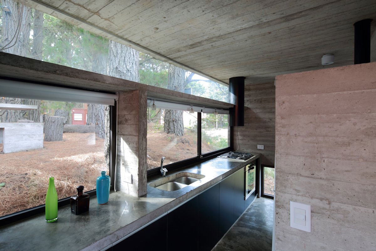 Современный частный дом из бетона Casa Pedroso в лесу в Мар Асуль